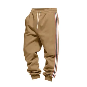 Dettaglio del motivo a strisce laterali sui pantaloni sportivi in pile cachi
