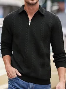 Felpa nera da uomo in jacquard testurizzato con colletto a polo e mezza zip metallica.