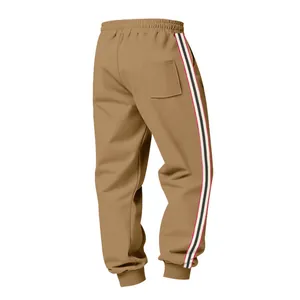 Dettaglio della vista posteriore dei joggers in pile kaki da uomo con striscia laterale