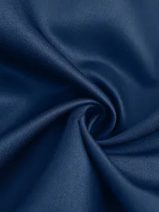 Primo piano dettagliato del tessuto traspirante blu scuro per divisa da cuoco, trama