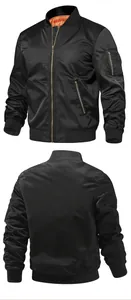 Vorder- und Rückansicht einer klassischen schwarzen Herren-Bomberjacke mit Goldzippern