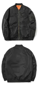 Vorder- und Rückseite einer klassischen schwarzen Herren-Bomberjacke mit orangefarbenem Futter.