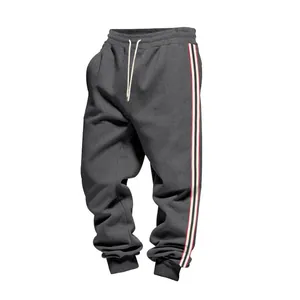 Vista dettagliata dei pantaloni sportivi da uomo in pile grigio scuro con strisce