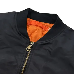 Nahaufnahme einer schwarzen Herren Bomberjacke mit orangem Futter und Rippstrickkragen