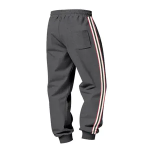 Vista posteriore dettagliata dei joggers da uomo in pile grigio con strisce laterali