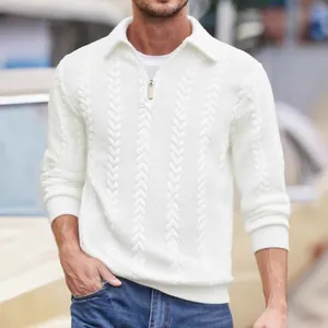 Maglione bianco a trecce da uomo con mezza zip e colletto polo, stile casual all'aperto.