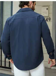 Vista posteriore dettagliata di una camicia vintage in velluto a coste blu scuro.