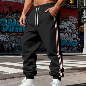Pantaloni sportivi neri pesanti da uomo con strisce laterali rosse e bianche e coulisse