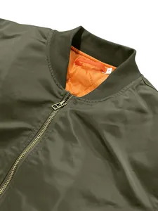 Detailansicht der olivgrünen Herren-Bomberjacke mit leuchtend orangefarbenem Steppfutter