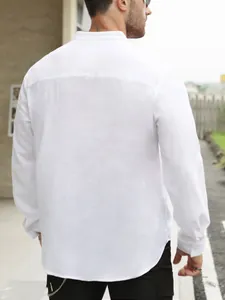 Vista posteriore della camicia da uomo bianca in lino slub con collo alla coreana.