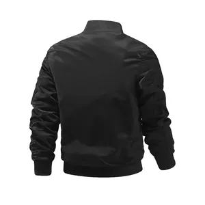 Rückansicht der schwarzen Herren-Fliegerjacke mit Rippbündchen und Kragen