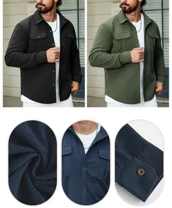 Dettaglio della giacca camicia da uomo in velluto a coste, trama e bottoni mostrati.