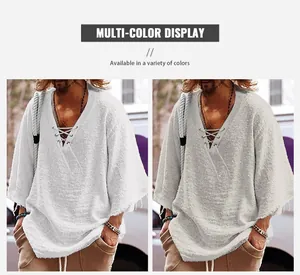 Vue détaillée d'une chemise ample pour homme avec col en V et cordon de serrage