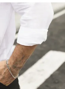 Primo piano della trama in lino bianco di una camicia Henley casual a maniche lunghe.