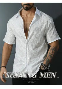 Dettaglio della trama di una camicia vintage da uomo con paillettes bianche
