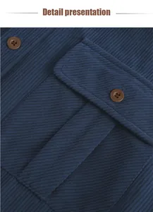 Primo piano della trama del velluto a coste blu navy e della tasca con bottone