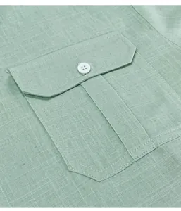 Detailaufnahme eines hellgrünen Baumwollhemdes mit Tasche, Klappe und Knopfverschluss