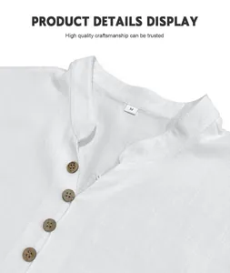 Gros plan sur l'encolure d'une chemise Henley en coton et lin blanc avec des boutons en bois