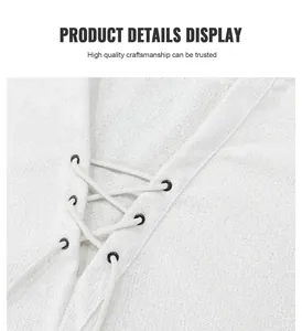 Gros plan sur le col en V à lacets d'une chemise pour homme en tissu blanc texturé