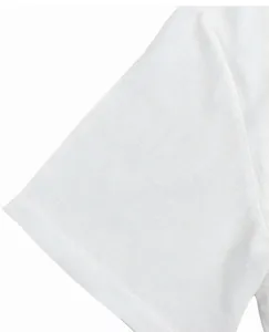 Vue détaillée de la texture respirante en coton et lin blanc sur la manche d'une chemise