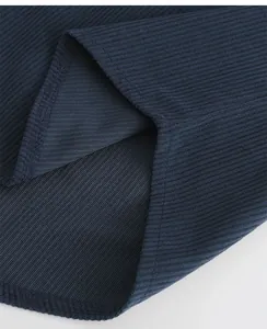 Macro dettaglio della trama del velluto a coste blu scuro e delle cuciture fini.