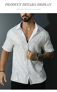 Vista dettagliata della camicia bianca da uomo a maniche corte con paillettes