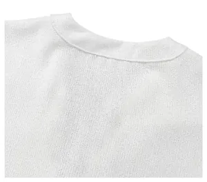 Vue détaillée de la texture du tissu blanc et de l'encolure d'une chemise d'été homme.