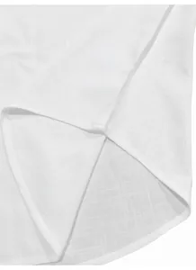 Vue détaillée en gros plan de la texture du tissu en coton et lin blanc respirant sur l'ourlet