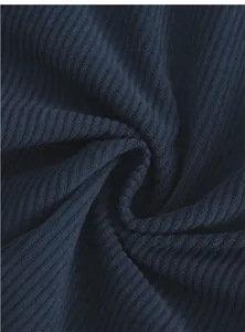 Primo piano della trama del tessuto in velluto a coste blu navy per camicia da uomo