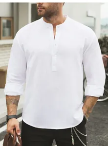 Dettaglio di camicia Henley bianca in cotone fiammato e lino con collo alla coreana.