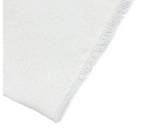 Détail en gros plan du tissu texturé blanc avec bord effiloché pour chemise d'été homme
