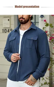 Dettaglio giacca da uomo in velluto a coste blu scuro con tasche sul petto utility