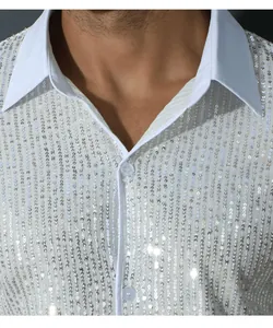 Primo piano dettagliato di paillettes d'argento su una camicia da uomo vintage bianca