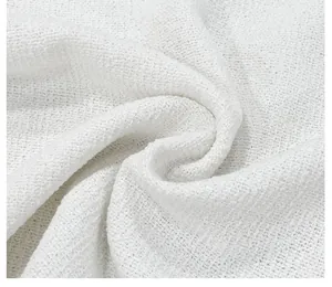 Vue macro détaillée de la texture du tissu en maille blanche respirante pour chemise d'été