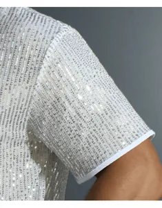 Dettaglio ravvicinato della manica di una camicia di paillettes argento da uomo