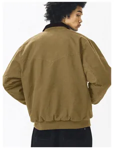 Detaillierte Rückansicht einer gewaschenen Canvas-Detroit-Jacke im Vintage-Herrenstil.