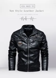 Vista dettagliata di una giacca da moto in pelle PU nera da uomo con toppe decorative.