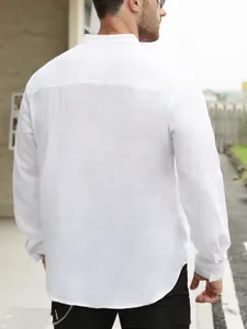 Camicia Henley da uomo bianca con colletto coreana in cotone lino slub, vista posteriore