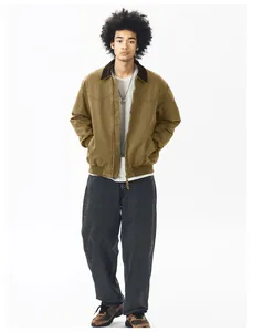 Vollansicht eines Mannes in brauner Detroit-Jacke im Vintage-Look und American Workwear