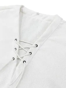 Détail d'une chemise blanche pour homme à col en V avec lacets et tissu texturé
