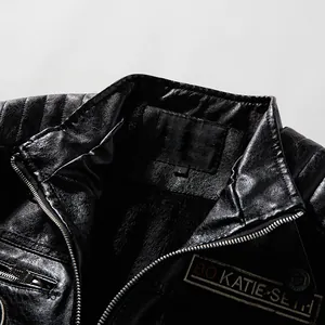 Nahaufnahme einer schwarzen Herren-PU-Leder-Motorradjacke mit warmem Fleecefutter.