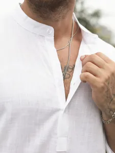 Primo piano di camicia Henley da uomo in lino bianco con colletto alla coreana e tessuto