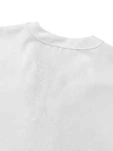 Gros plan d'une chemise d'été blanche pour homme avec un col en V et tissu texturé.