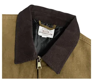 Detailansicht der Detroit-Jacke mit Cordkragen, Metallreißverschluss und Nackenetikett