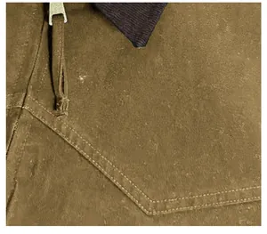 Makrodetail der waschbaren Canvas-Detroit-Jacke für Herren mit Fokus auf Nähte und Textur.