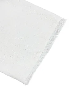 Gros plan sur un tissu blanc texturé à franges pour une chemise d'été ample à col en V pour hommes