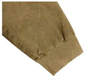 Makroansicht des gewaschenen Canvas-Ärmels mit Rippbündchen an der Detroit-Retrojacke