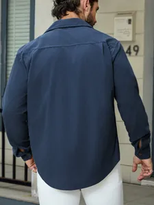 Vista posteriore di una camicia a maniche lunghe in velluto a coste blu navy da uomo
