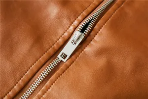 Detailansicht eines hochwertigen silbernen Metallreißverschlusses an einer Lederjacke