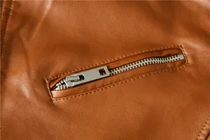 Detailansicht der Metall-Reißverschlusstasche an einer braunen Herren-PU-Lederjacke